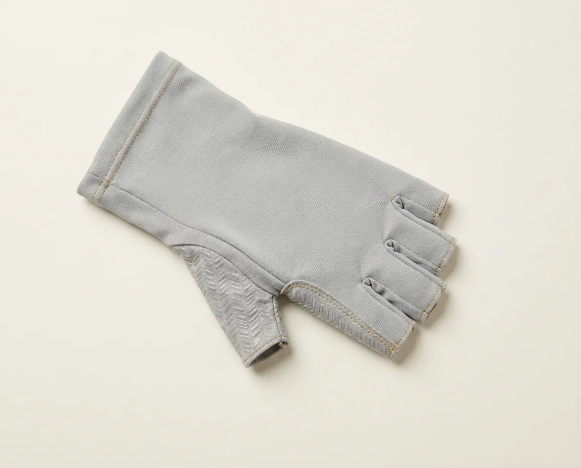 Custom fingerless fishing glove with silicone palm grip for casting